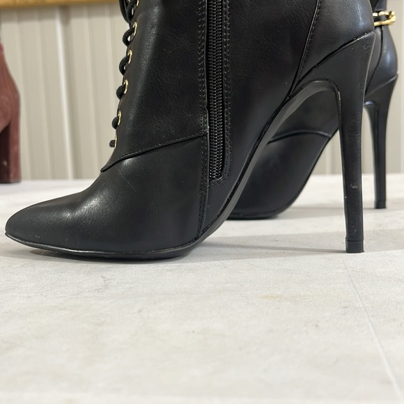 Shoe dazzle, size 8, black and gold - Picture 3 of 4